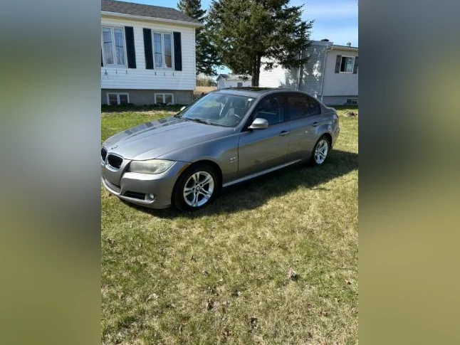 BMW 328i X-Drive 2011 seulement 140000km femme propriétaire thumbnail 2