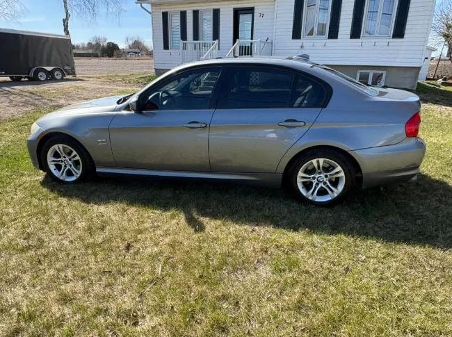 BMW 328i X-Drive 2011 seulement 140000km femme propriétaire thumbnail 5