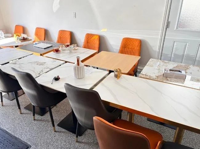 Table de restaurant, plateau en porcelaine.
