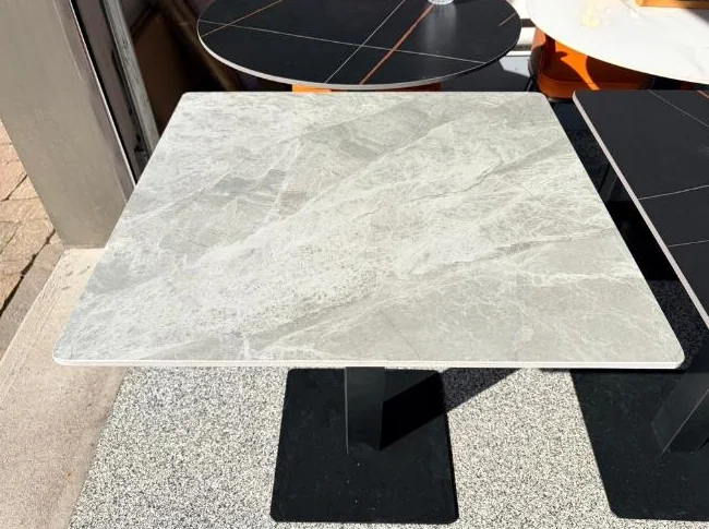 Table de restaurant, plateau en porcelaine. thumbnail 5