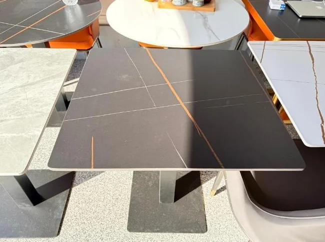 Table de restaurant, plateau en porcelaine. thumbnail 4
