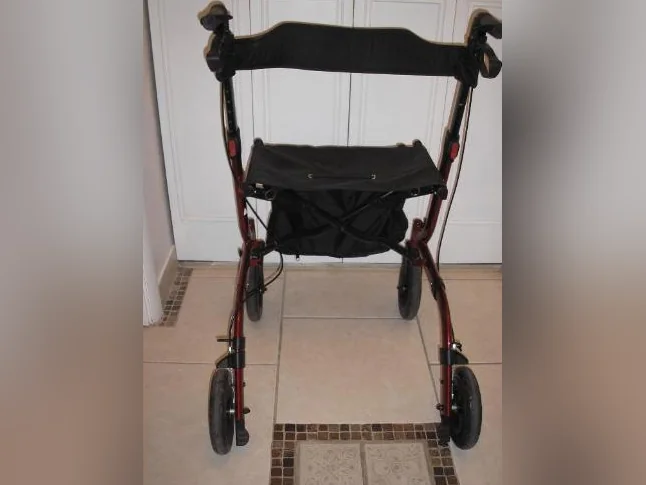 Chaise de transport, de déplacement a la maison de marque Medline, pas de support pour les pieds