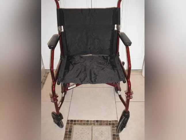 Chaise de transport, de déplacement a la maison de marque Medline, pas de support pour les pieds thumbnail 4