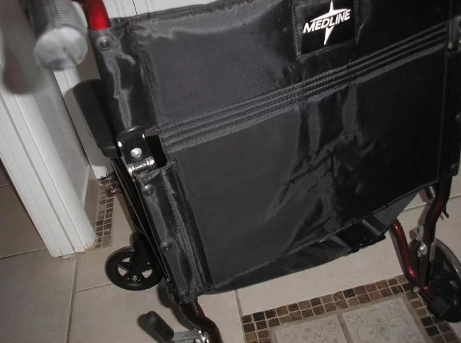 Chaise de transport, de déplacement a la maison de marque Medline, pas de support pour les pieds thumbnail 6