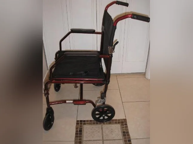 Chaise de transport, de déplacement a la maison de marque Medline, pas de support pour les pieds thumbnail 3