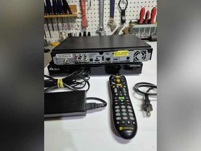 Terminal Vidéotron ILLICO   SAMSUNG  4K  UHD avec Router thumbnail 4