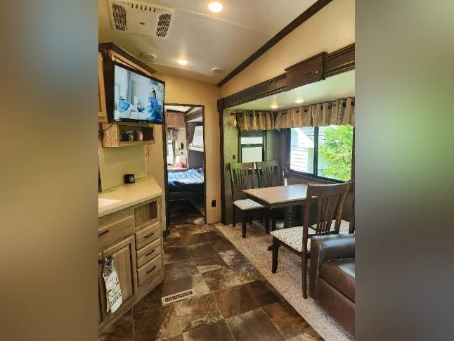 fifth wheel 2016 thumbnail 5