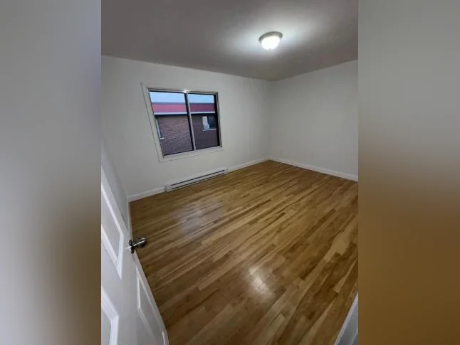 STUNNING 5½ | RENOVATED| SAINT LEONARD | NEXT TO PARK GARIBALDI thumbnail 2