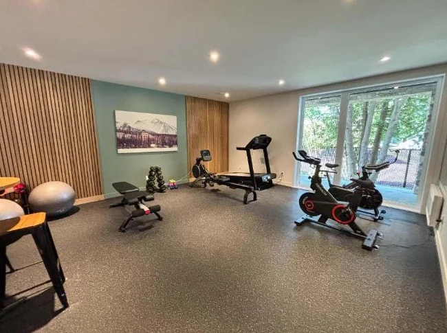 Condo moderne à louer | Gym, ascenseur et stationnement intérieur thumbnail 8