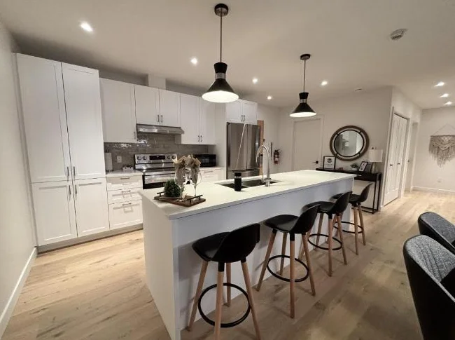 Condo moderne à louer | Gym, ascenseur et stationnement intérieur thumbnail 5