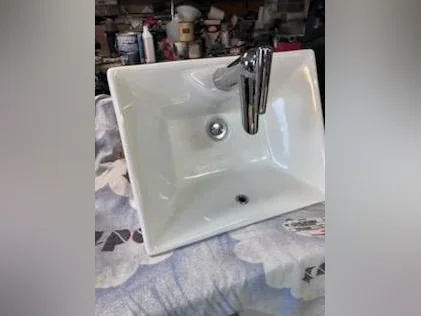 AUBAINE!! Beau lavabo de salle de bain blanc avec robinet