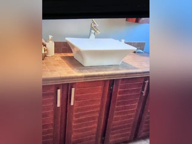 AUBAINE!! Beau lavabo de salle de bain blanc avec robinet thumbnail 2