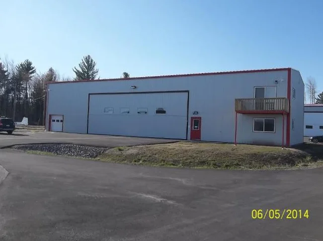 HANGAR D'AVION AEROPORT LACHUTE (CSE4) à Louer (1 des 3 places) / AIRCRAFT HANGAR LACUTE AIRPORT (CSE4) FOR RENT (1 of 3 spaces)