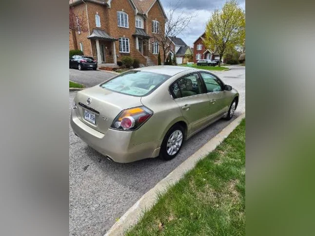 Nissan Altima 2009 2.5 S DOHC – 4 portes - 160,000 km - Aucune Rouille thumbnail 3