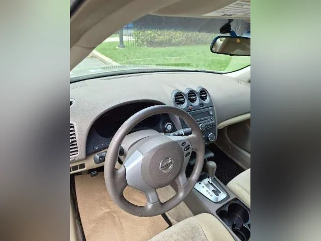 Nissan Altima 2009 2.5 S DOHC – 4 portes - 160,000 km - Aucune Rouille thumbnail 4