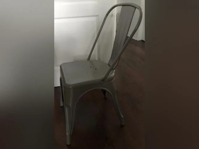 4 chaises de métal à vendre thumbnail 2