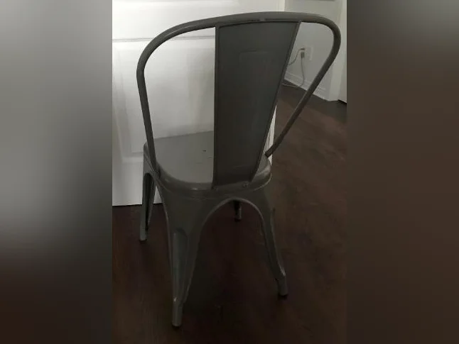 4 chaises de métal à vendre thumbnail 3