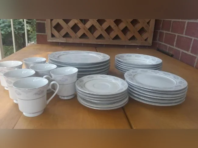Sept-Îles / Gallix / Vaisselles- Tasse - Assiette - Couvert - Réception.