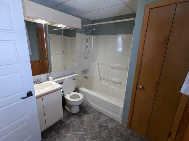 Spacieux 6 et demi climatisé au bas d’un duplex avec cour privée et près de tous les services thumbnail 8
