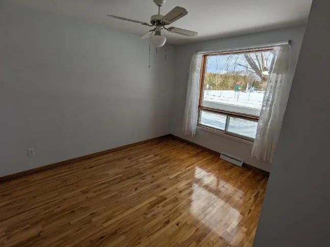 Spacieux 6 et demi climatisé au bas d’un duplex avec cour privée et près de tous les services thumbnail 3