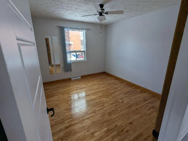 Spacieux 6 et demi climatisé au bas d’un duplex avec cour privée et près de tous les services thumbnail 6