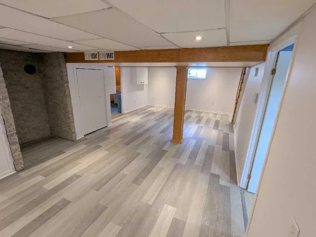 Spacieux 6 et demi climatisé au bas d’un duplex avec cour privée et près de tous les services thumbnail 9