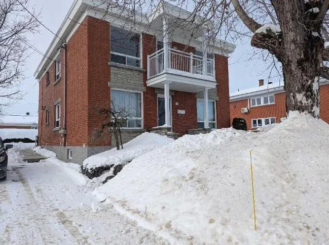 Spacieux 6 et demi climatisé au bas d’un duplex avec cour privée et près de tous les services