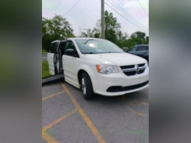 2013 Dodge Grand Caravan minifourgonette adapte pour fauteuil roulant thumbnail 3