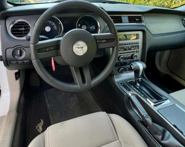 FORD MUSTANG 2011 en très bonne condition thumbnail 6
