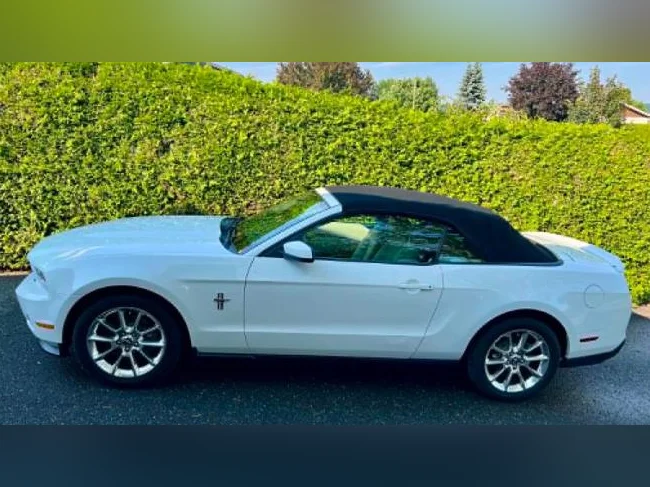 FORD MUSTANG 2011 en très bonne condition thumbnail 3