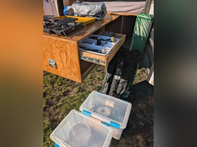 Van aménagée prêt à partir avec panneaux solaires