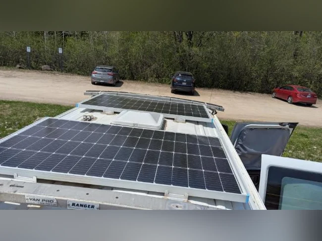 Van aménagée prêt à partir avec panneaux solaires thumbnail 8