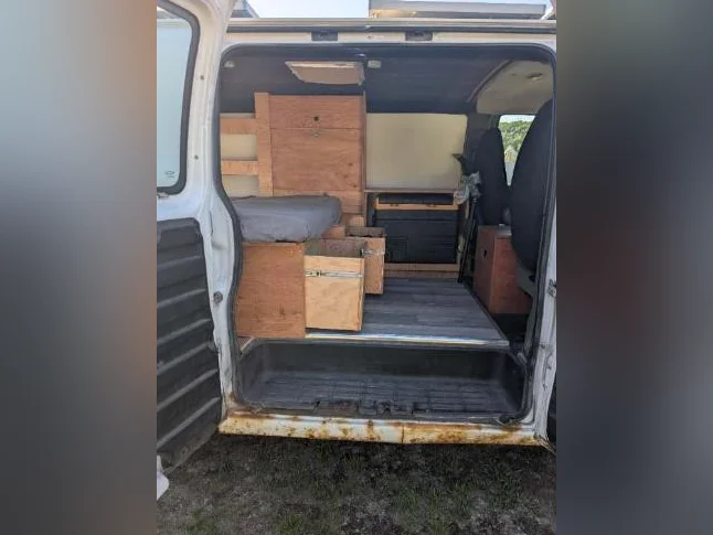 Van aménagée prêt à partir avec panneaux solaires thumbnail 3