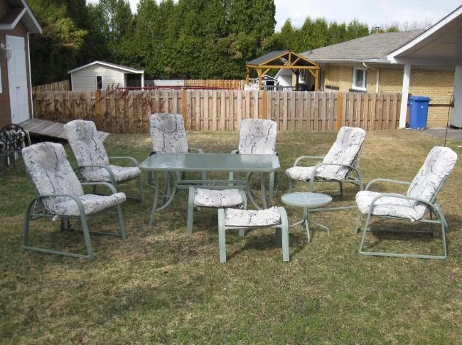 Ensemble de patio - Chaises et tables