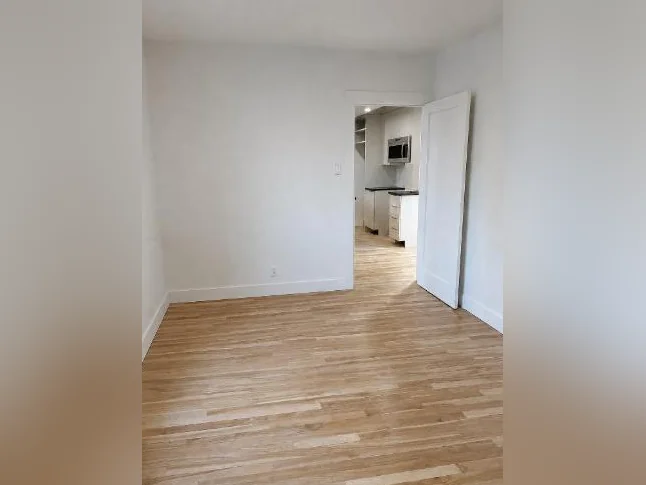 Lumineux 5 1/2 fraîchement rénové | rez-de-chaussée triplex | Charlesbourg thumbnail 7