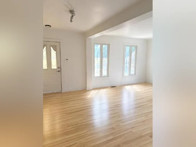 Lumineux 5 1/2 fraîchement rénové | rez-de-chaussée triplex | Charlesbourg thumbnail 3