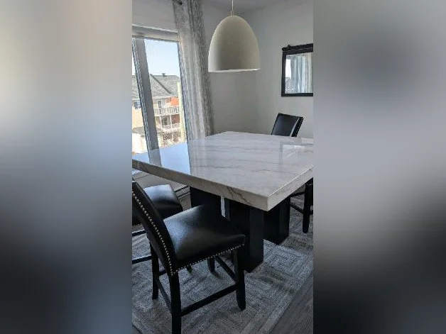 TRÈS BEL ENSEMBLE DE SALLE À MANGER AVEC TABLE EN MARBRE VÉRITABLE thumbnail 5