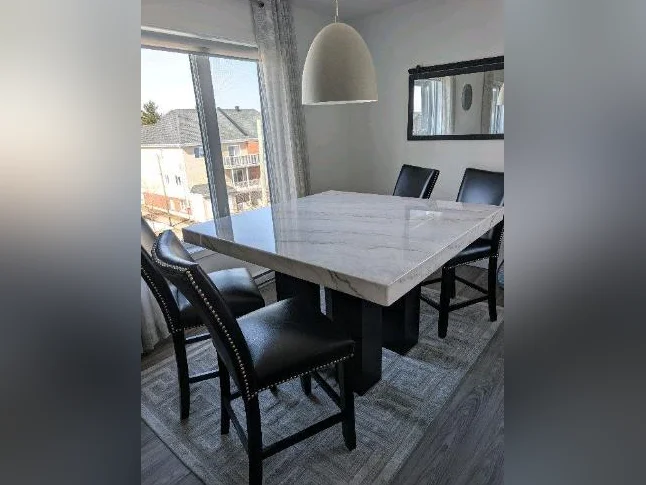TRÈS BEL ENSEMBLE DE SALLE À MANGER AVEC TABLE EN MARBRE VÉRITABLE thumbnail 3