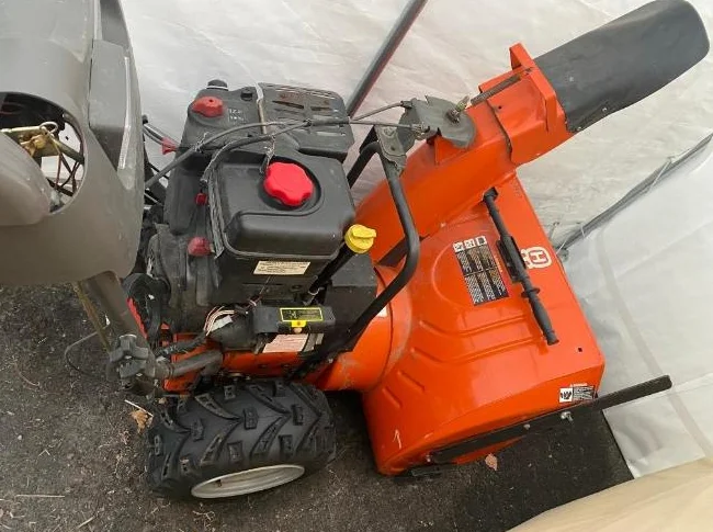 Souffleuse Husqvarna 27” – 305cc – ENTRETIEN FAIT – PRÊTE POUR L’HIVER thumbnail 6