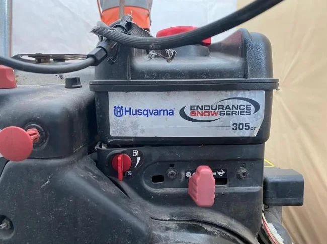 Souffleuse Husqvarna 27” – 305cc – ENTRETIEN FAIT – PRÊTE POUR L’HIVER thumbnail 3