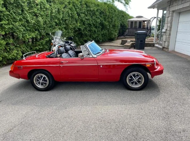 MGB ROUGE BRITISH CAR 1977