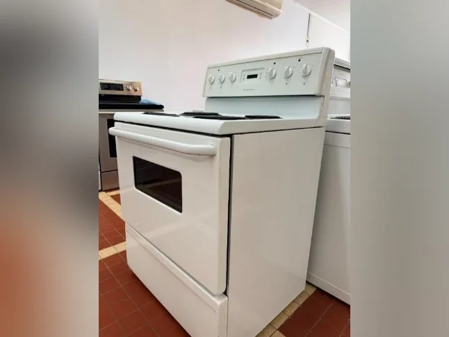 Cuisinière Disponible thumbnail 3