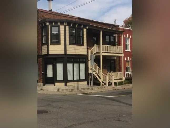 Trois-Rivières, bas de duplex meublé, location courte durée, références exigées... thumbnail 2