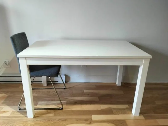 Vend table extensible IKEA excellent état avec 5 chaises confortables
