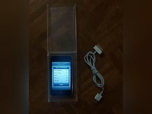 READ DESCRIPTION - ipod touch 32gb with cable and case thumbnail 2
