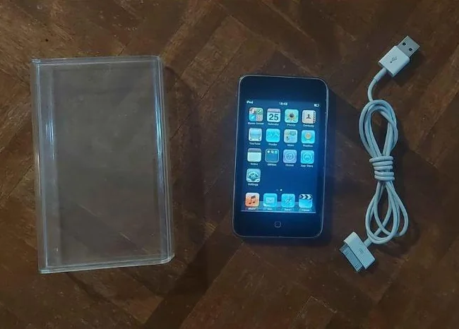 READ DESCRIPTION - ipod touch 32gb with cable and case