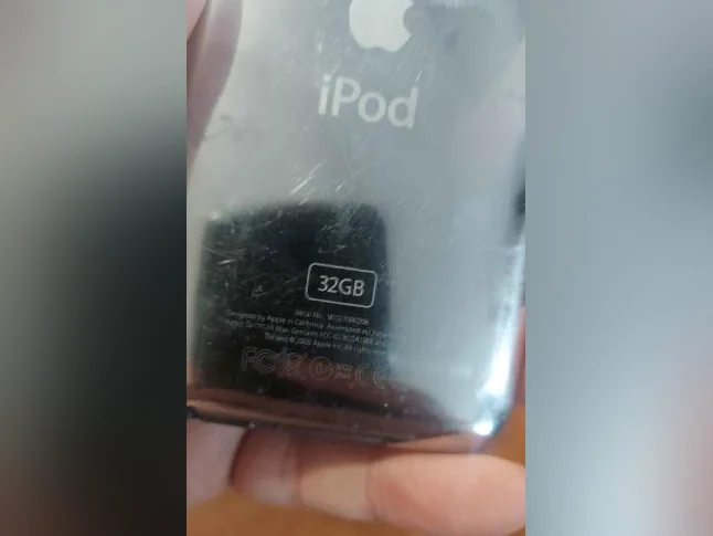 READ DESCRIPTION - ipod touch 32gb with cable and case thumbnail 4