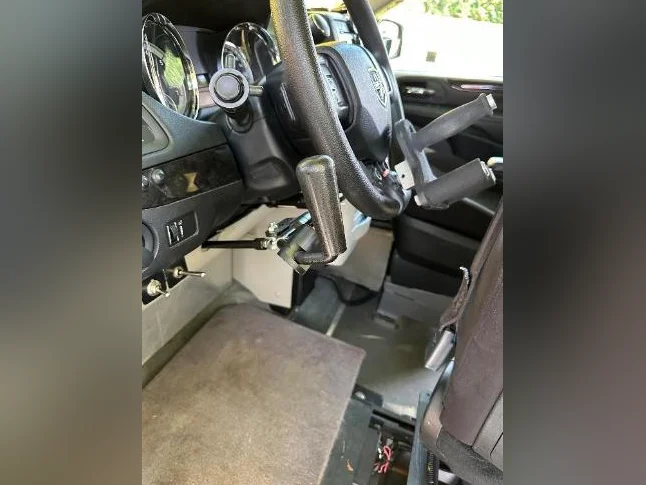 Véhicule adapté mobilité réduite – Conversion complète – thumbnail 10