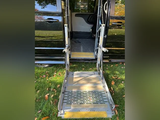 Véhicule adapté mobilité réduite – Conversion complète – thumbnail 5