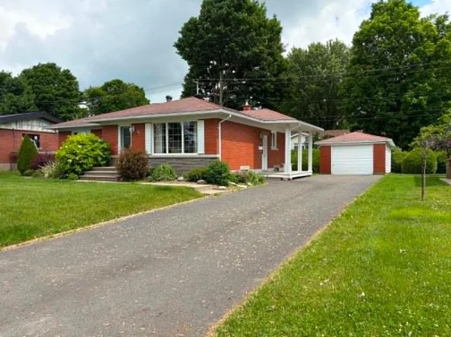 MAISON À LOUER DANS UN SECTEUR DE CHOIX À VICTORIAVILLE - SOIGNEUSEMENT ENTRETENUE - PRÈS DE TOUS LES SERVICES